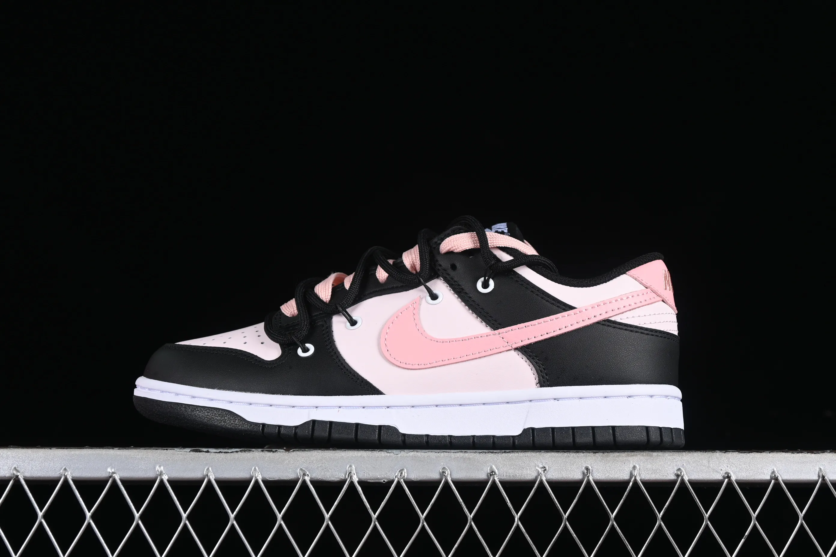 All Categories Nk SB Dunk Series Nk SB Dunk Low Low-top Sneakers Nk Dunk Low Tokyo Raspberry Black Pink Customized Deconstructed Strap Casual Sneakers CW1590-100